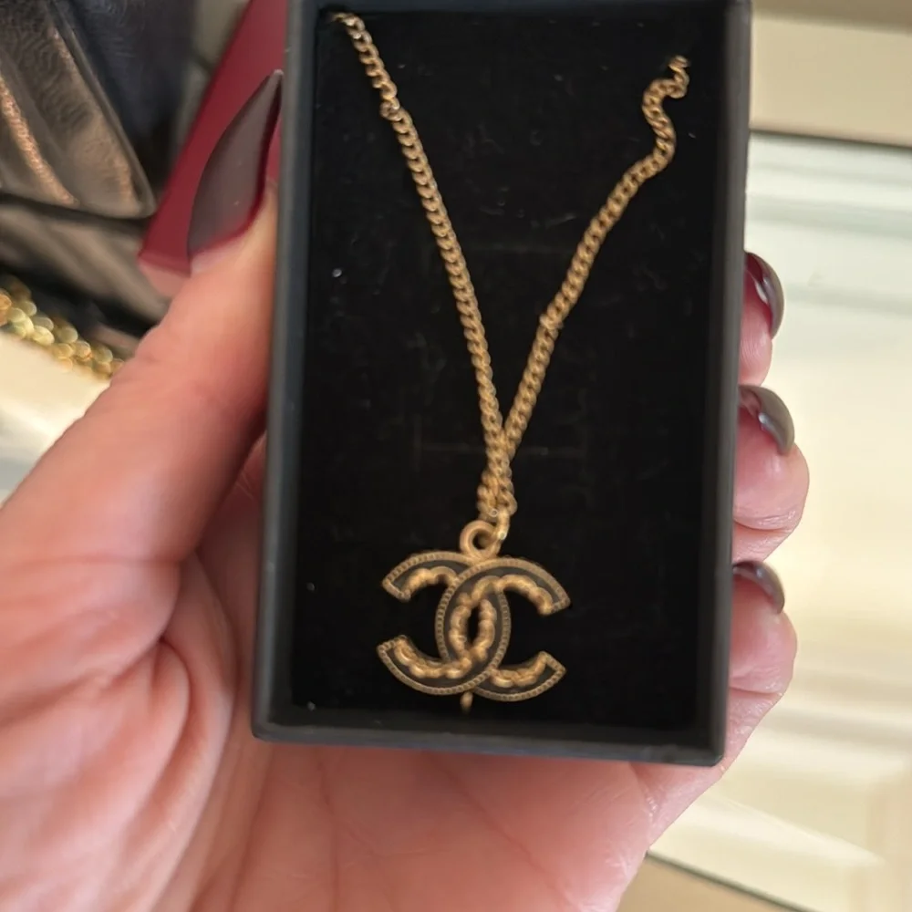 🛑 SOLD 🛑 Chanel 🖤 black enamel pendant necklace 18” • excellent condition - Picture 3 of 7